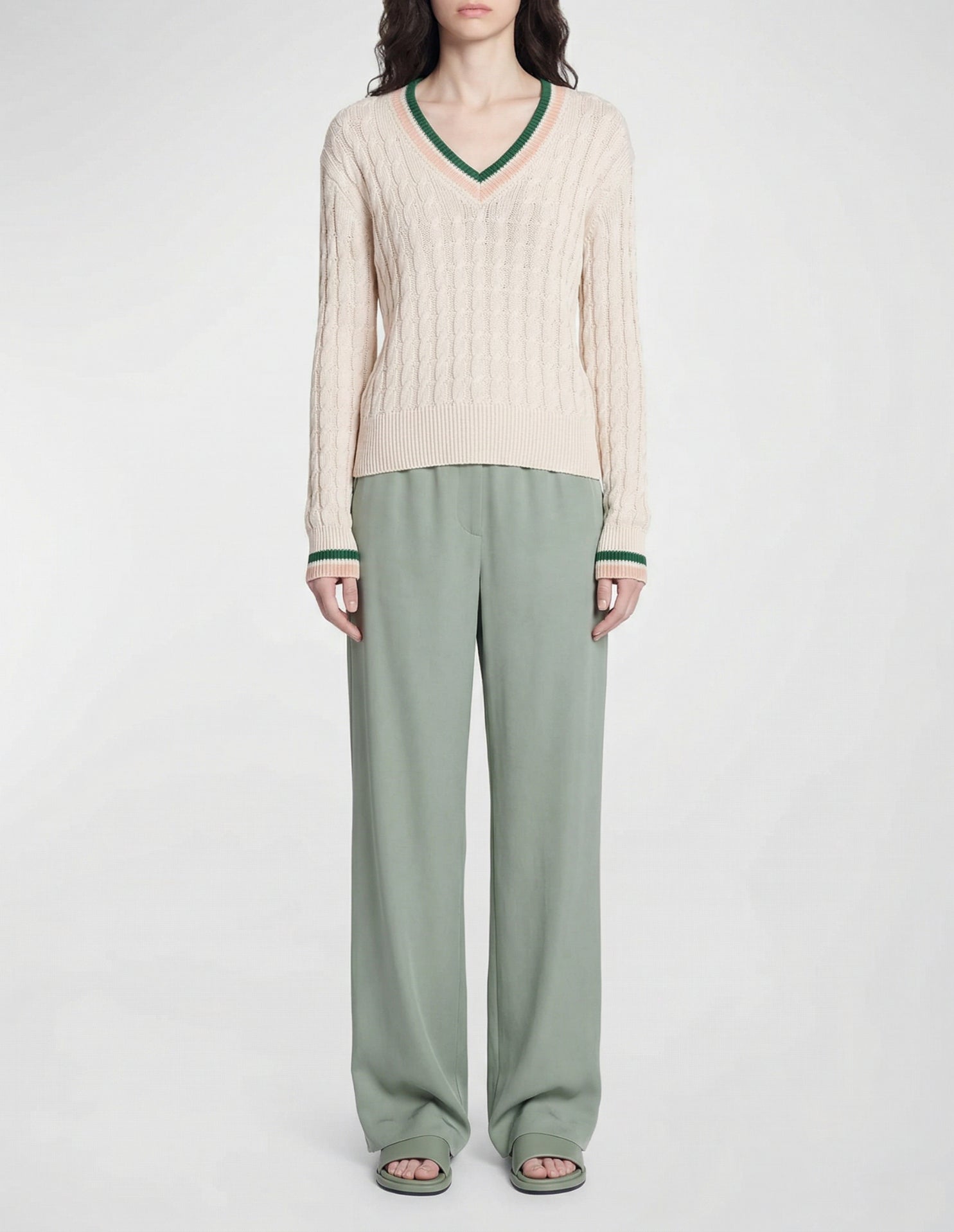 Long-sleeved v-neck jumper with crest - Ecru