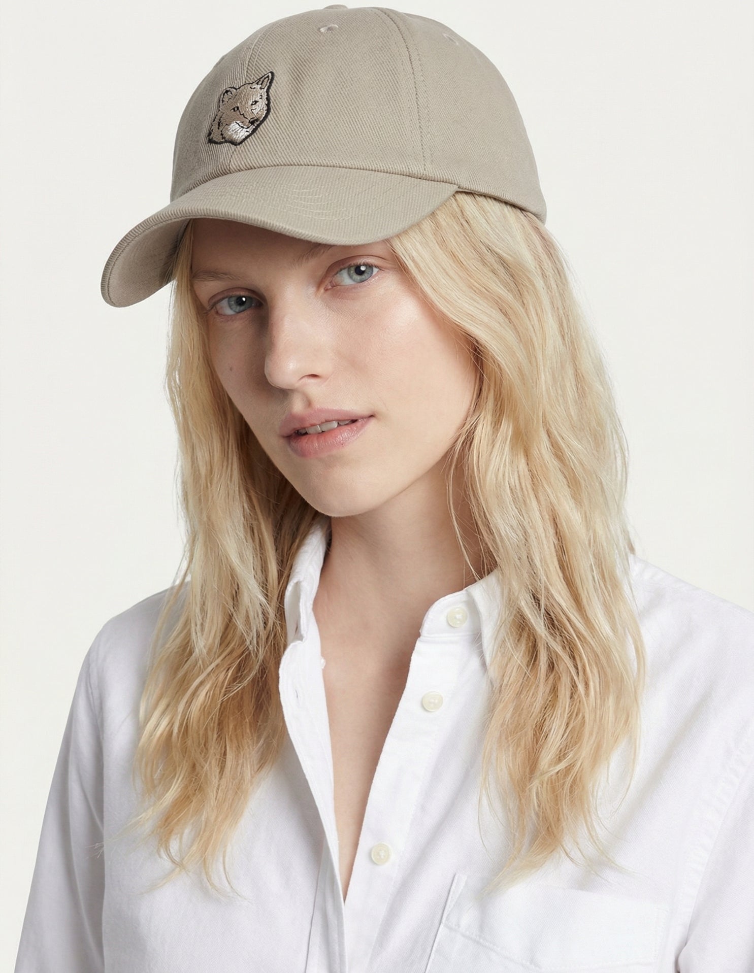 Cap with embroidered badge - Winter Twig