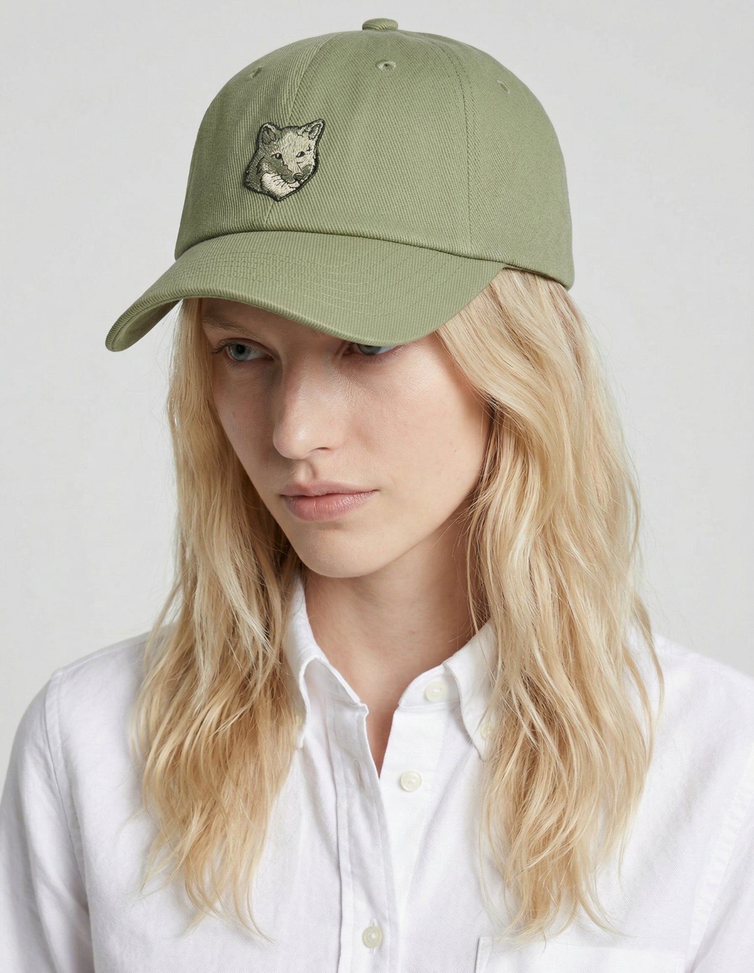 Cap with embroidered badge - Pebble
