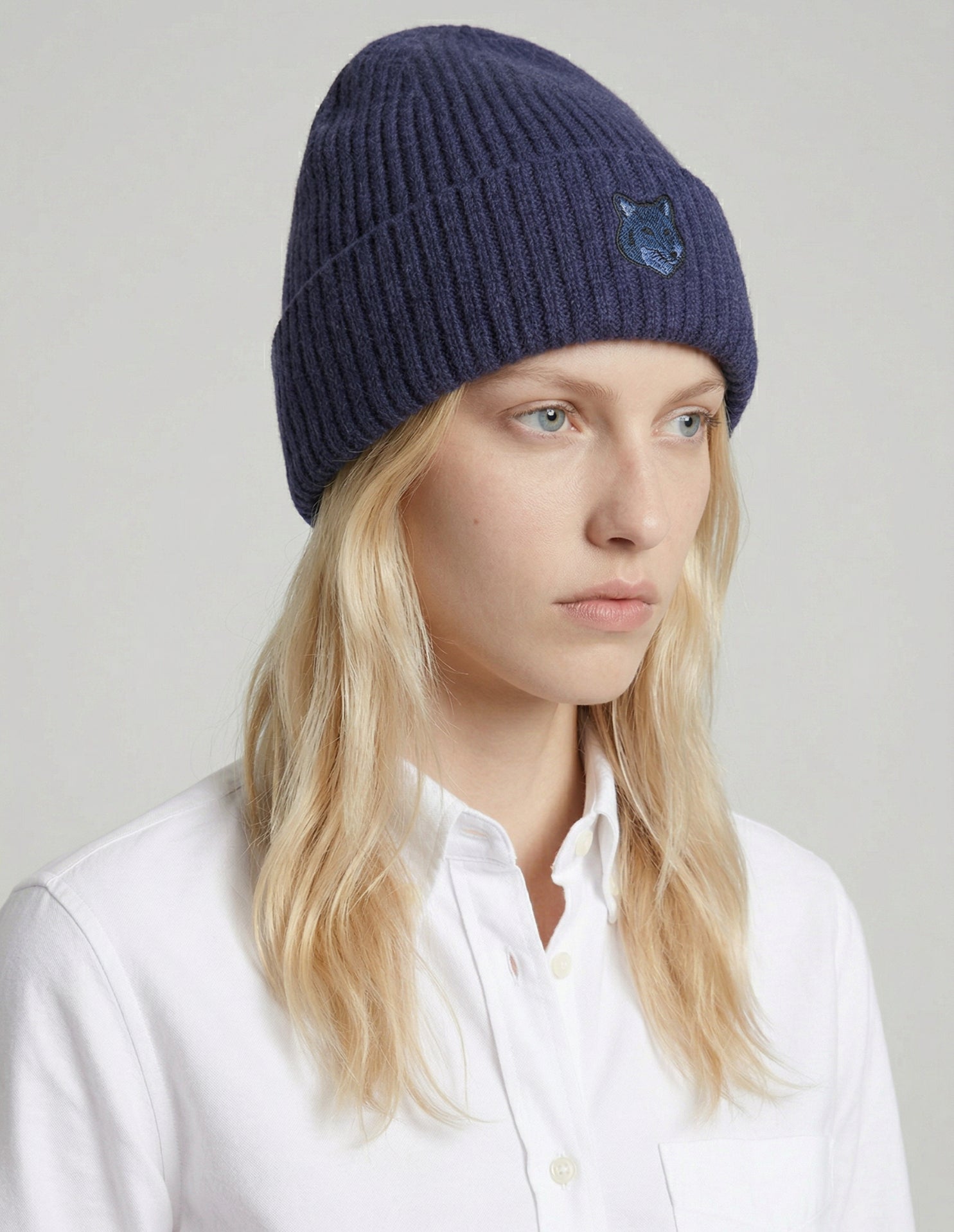 Bonnet avec écusson brodé en laine - Navy Blue