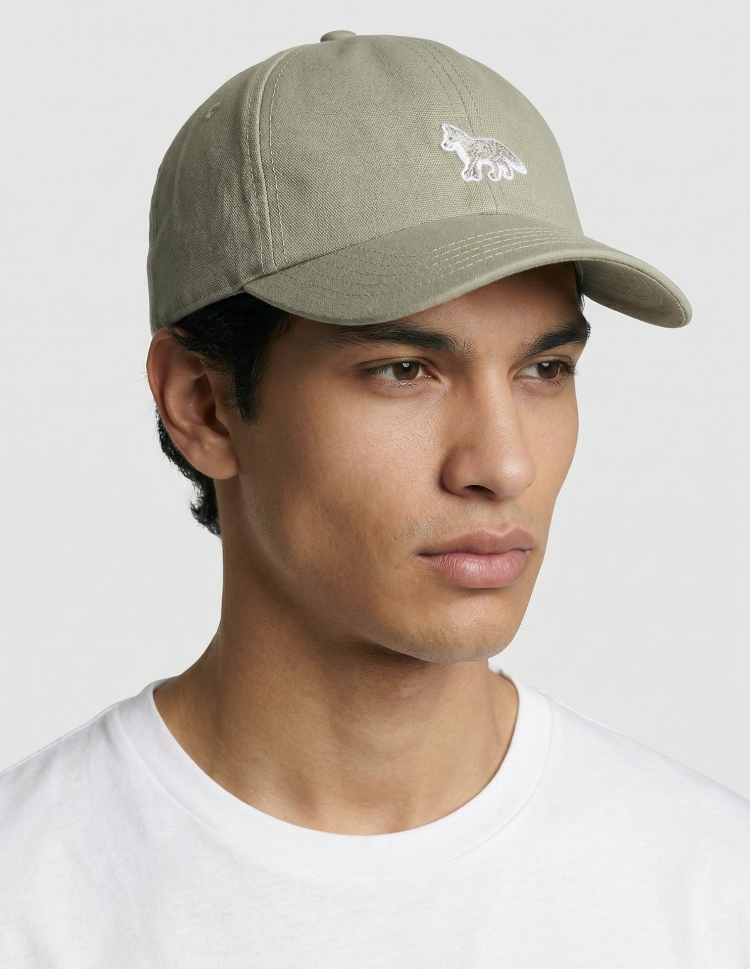 Cap with embroidered badge - Pebble