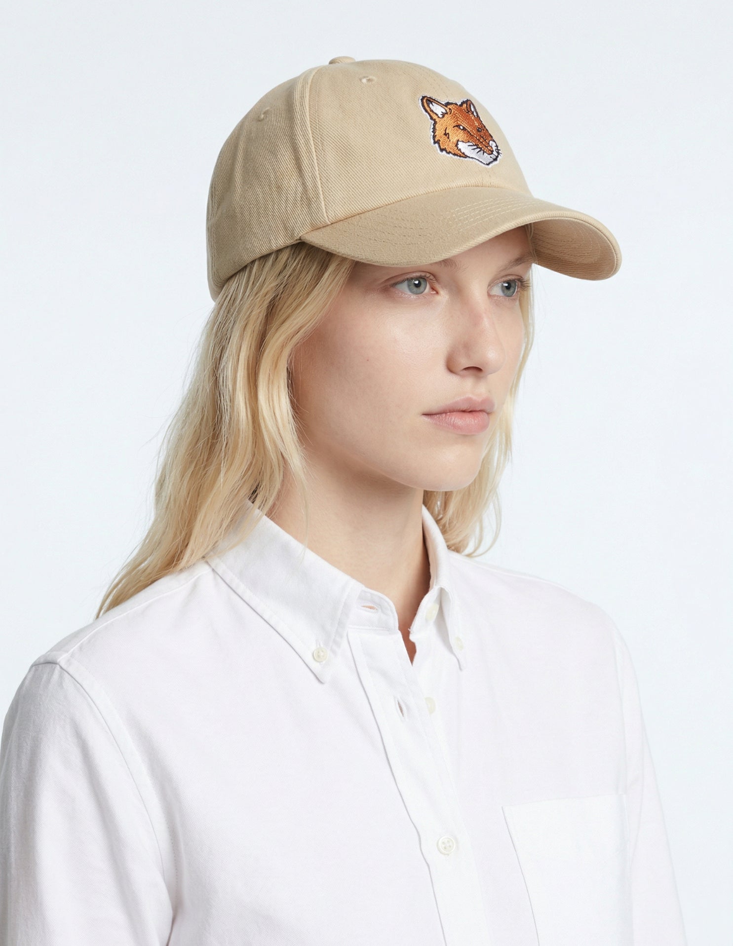 Cap with embroidered badge - Safari