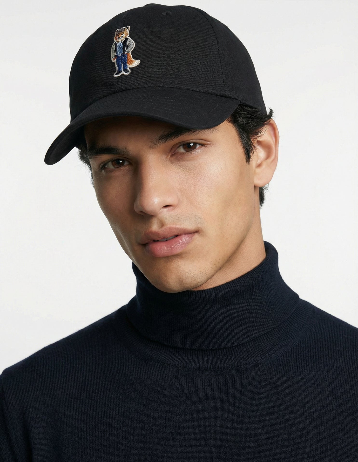 Cap with embroidered badge - Black