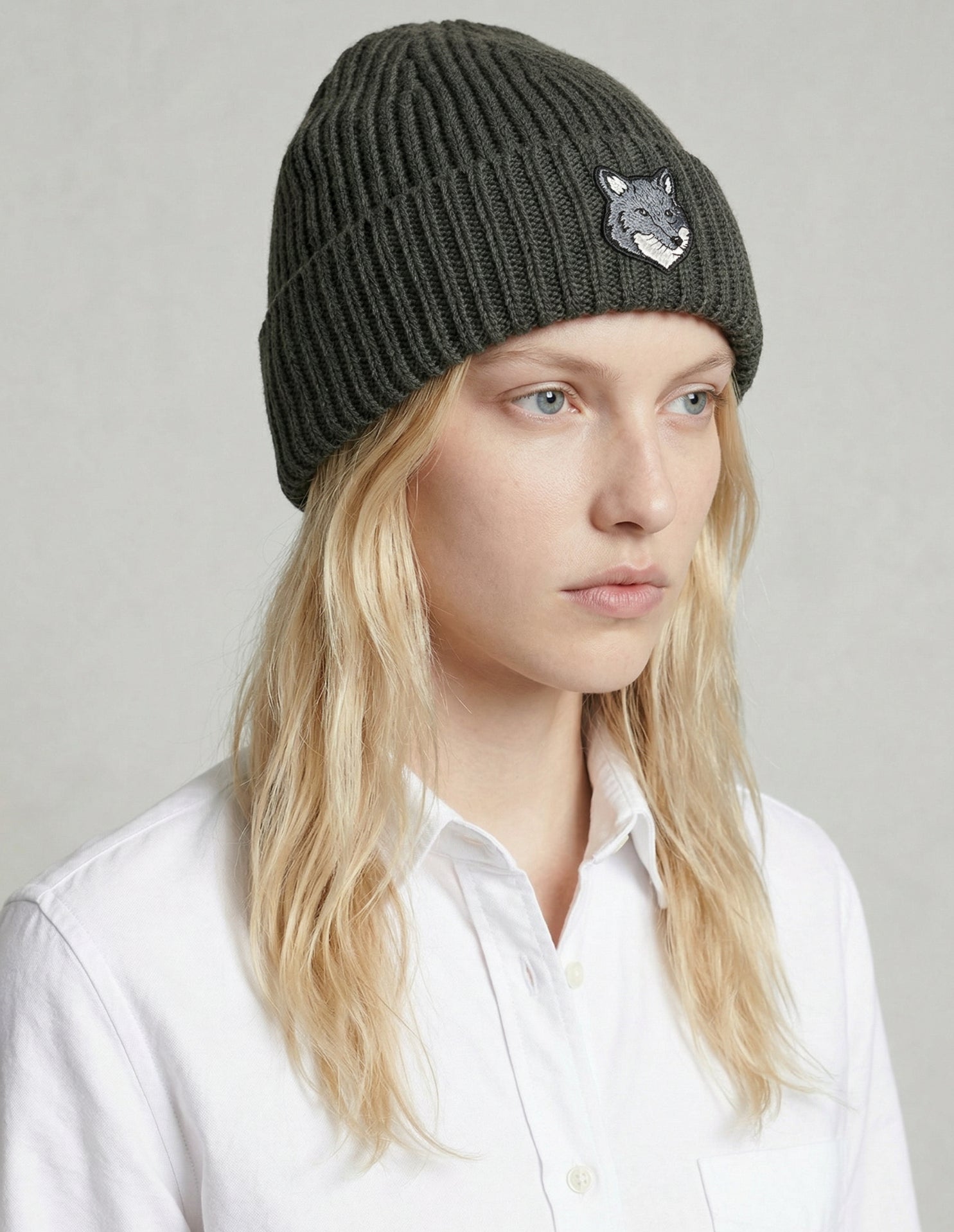 Wool hat with embroidered badge - Pebble