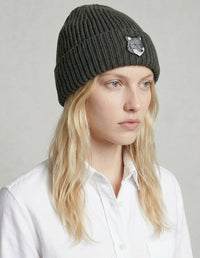 Bonnet avec écusson brodé en laine - Pebble
