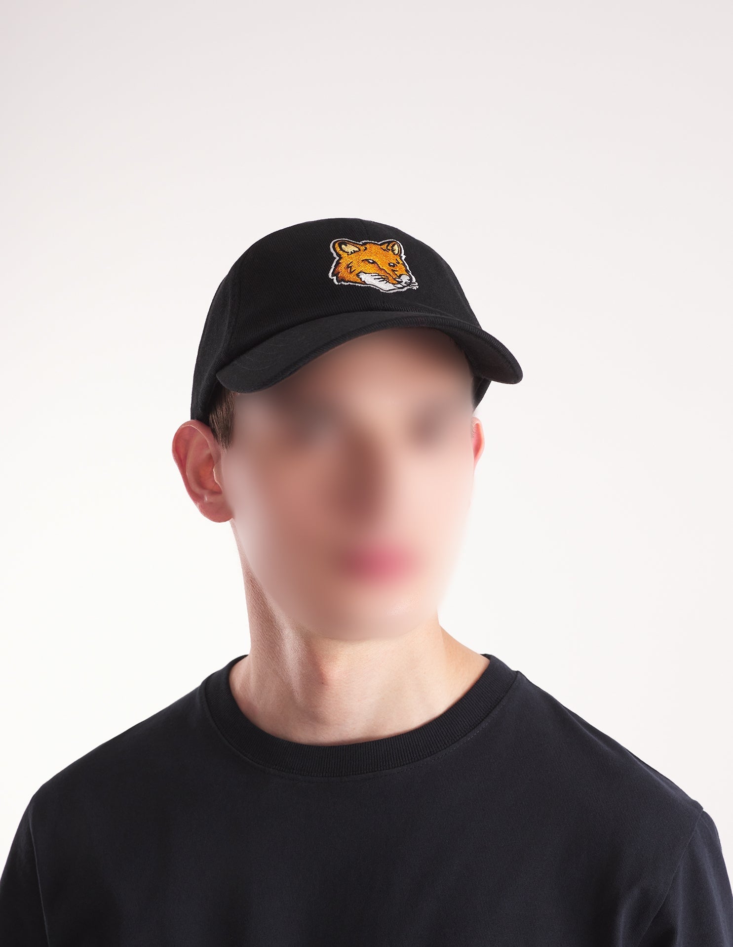 Cap with embroidery - Black