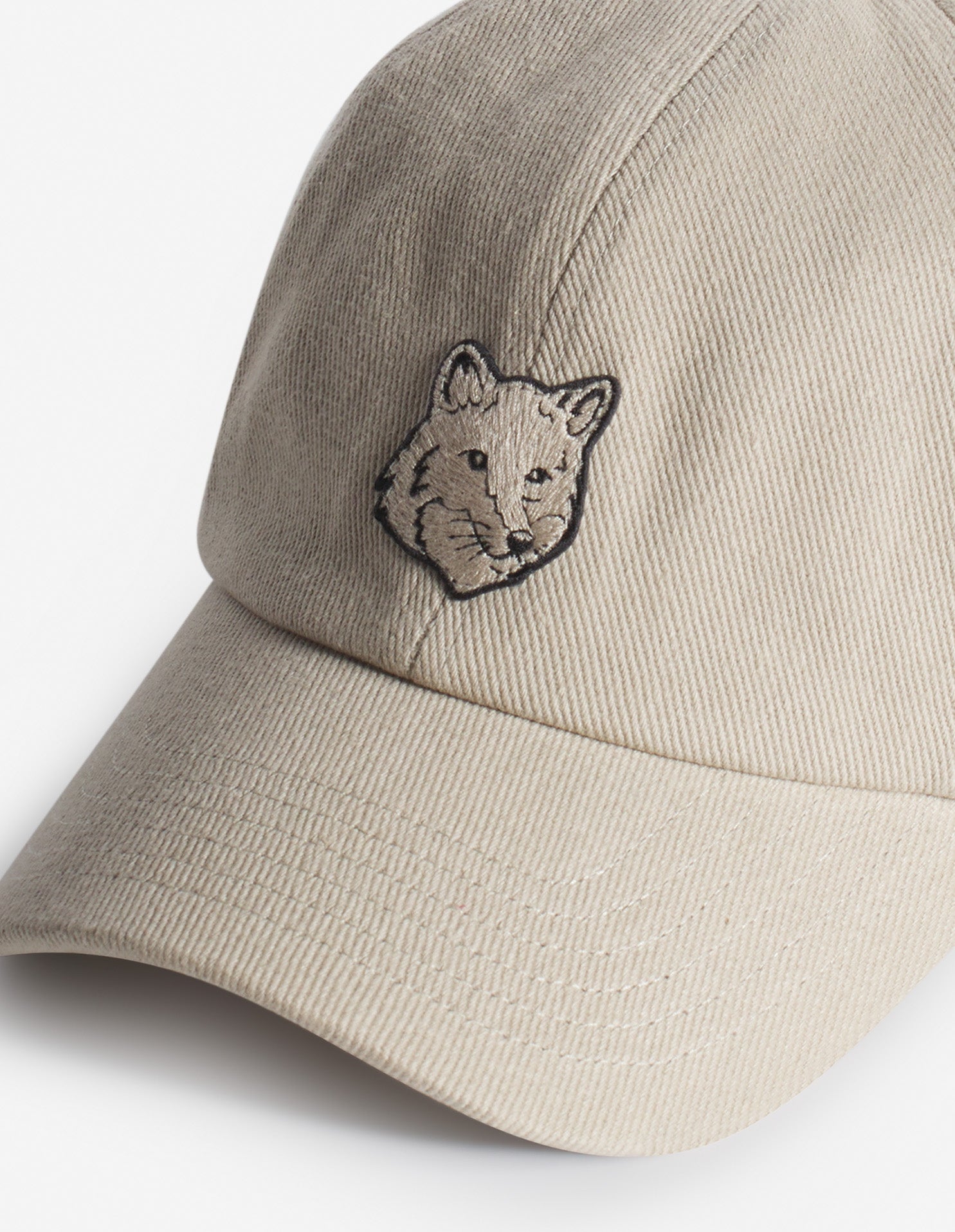 Cap with embroidered badge - Winter Twig