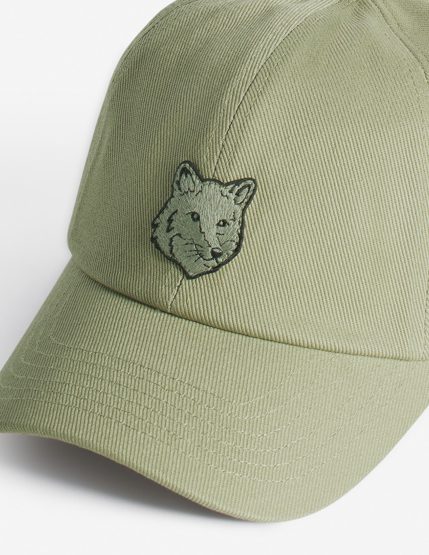 Cap with embroidered badge - Pebble