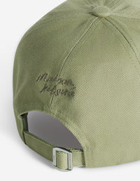 Cap with embroidered badge - Pebble