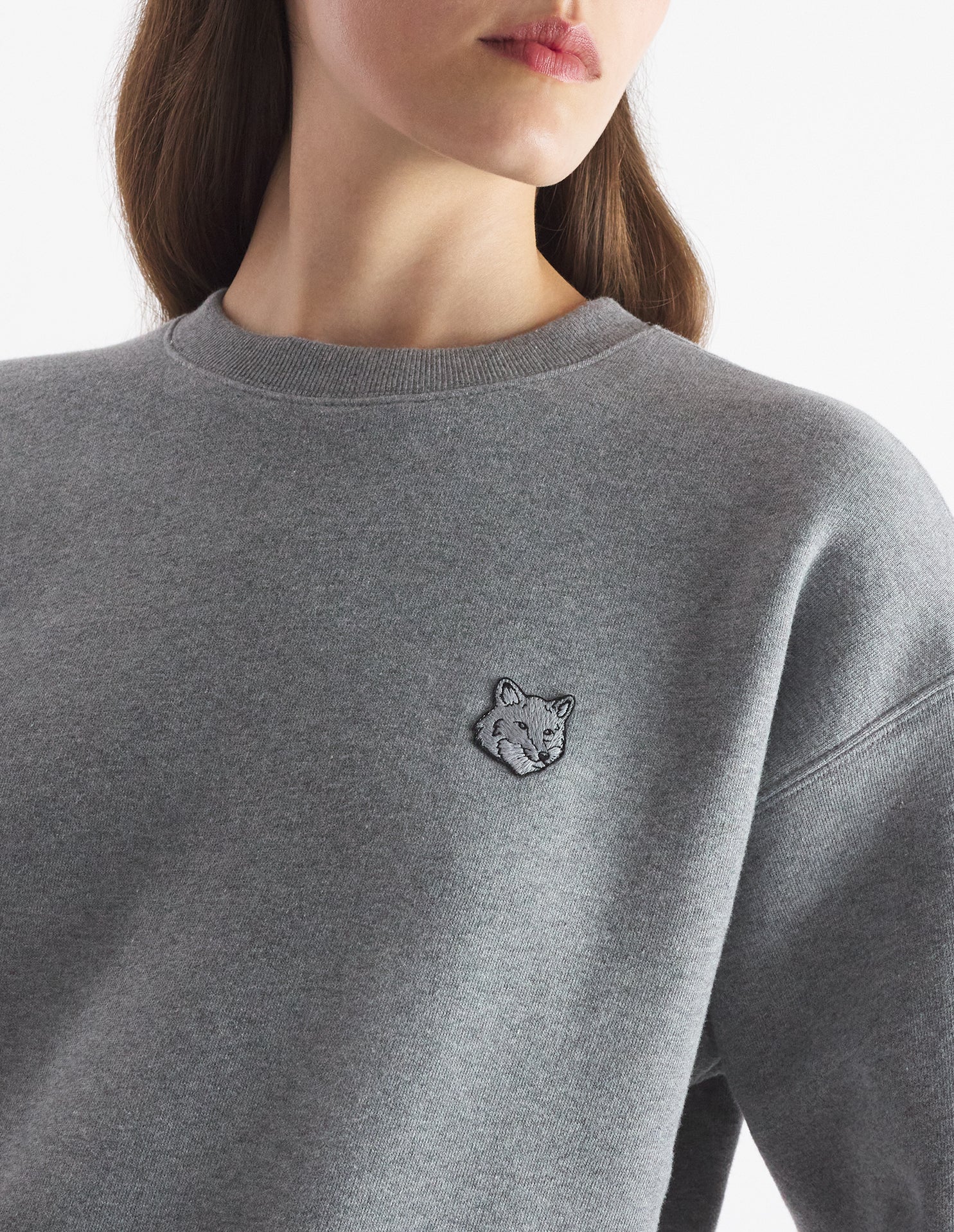 Sweatshirt Bold Fox Head à col rond avec écusson - Medium Grey Melange