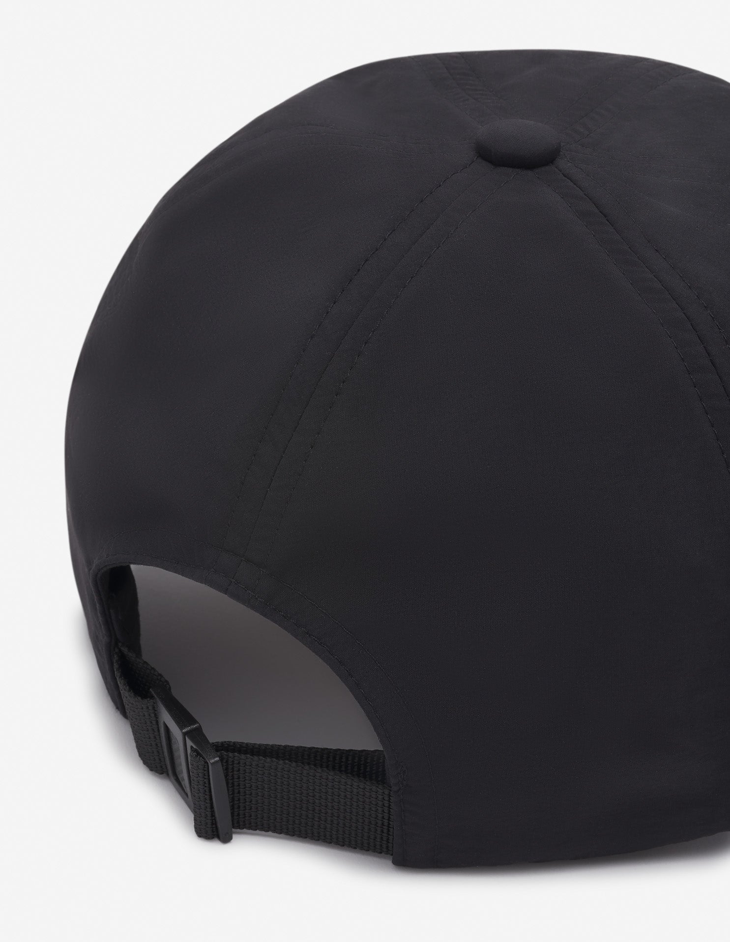 Cap with embroidered badge - Black