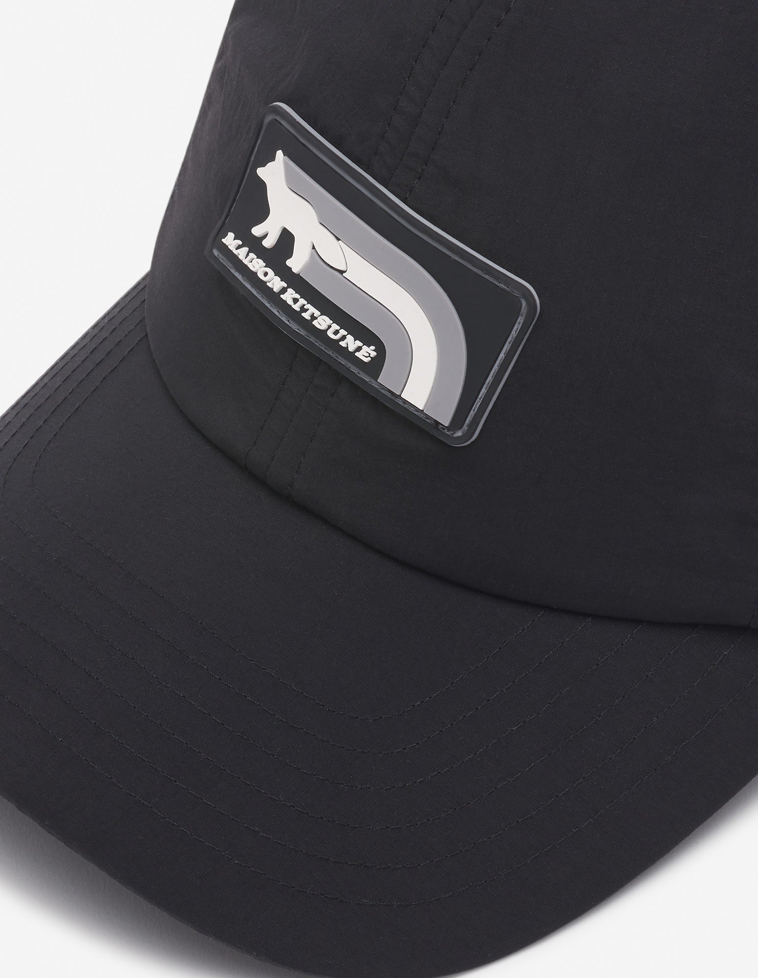 Cap with embroidered badge - Black