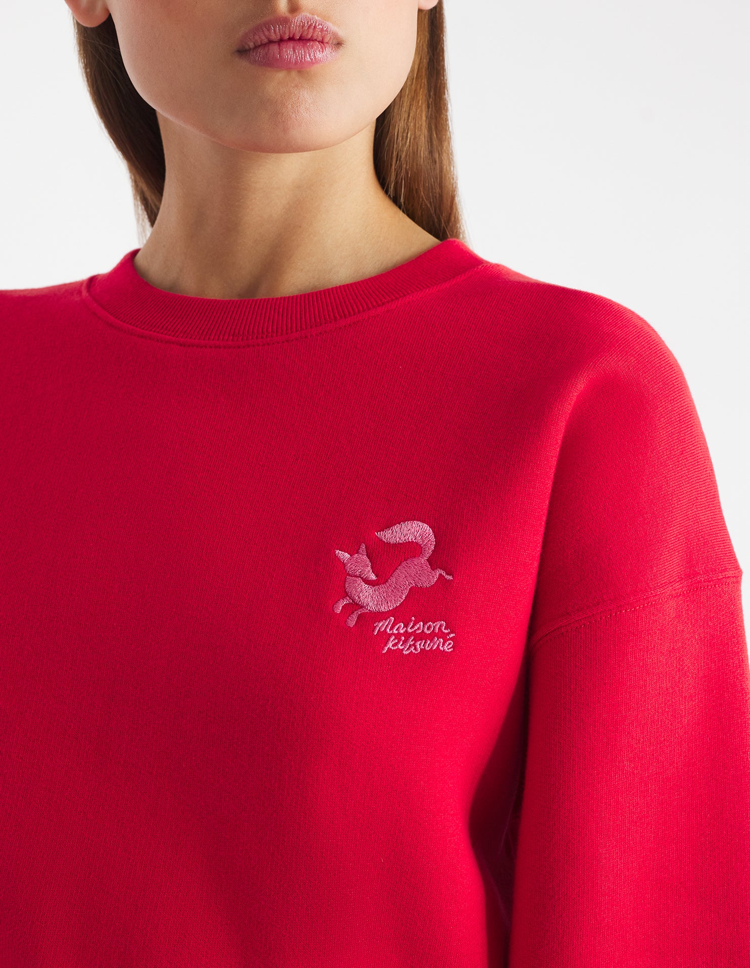 Sweatshirt à col rond avec broderie à l'avant - Autumn Red