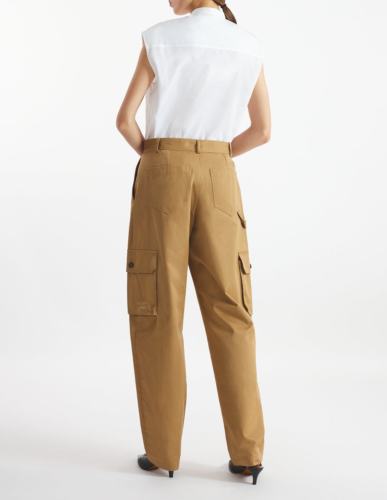Sleeveless blouse with embroidery - White