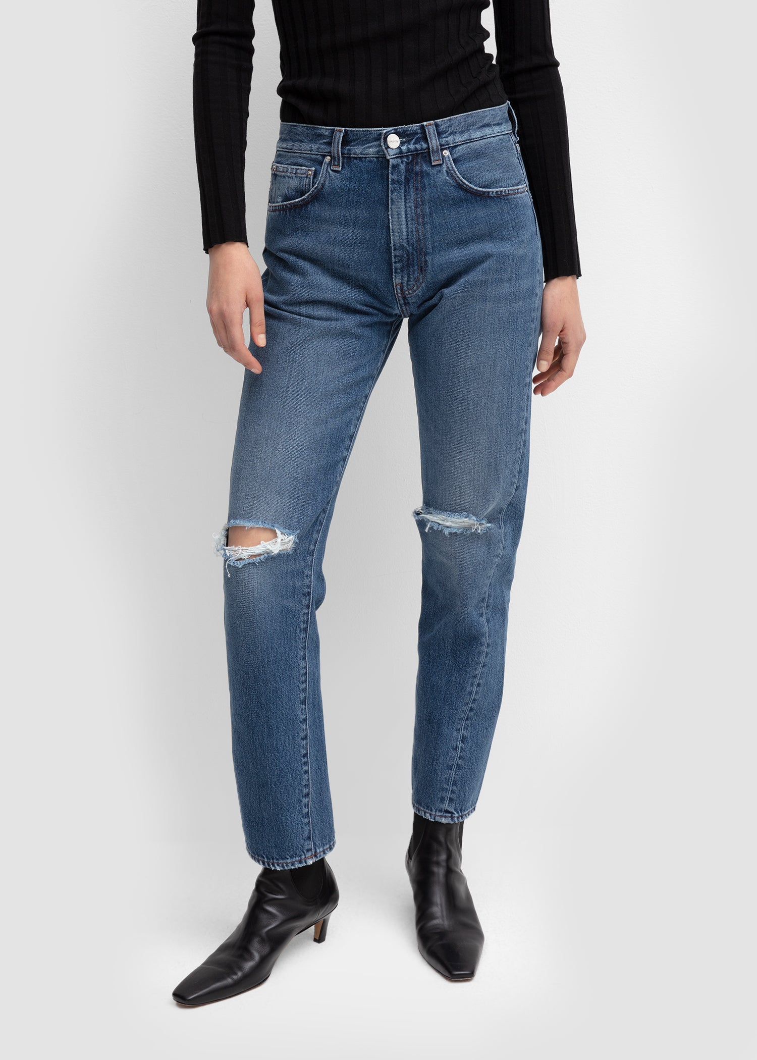 MID WAIST DENIM WITH RIPPED DETAILS