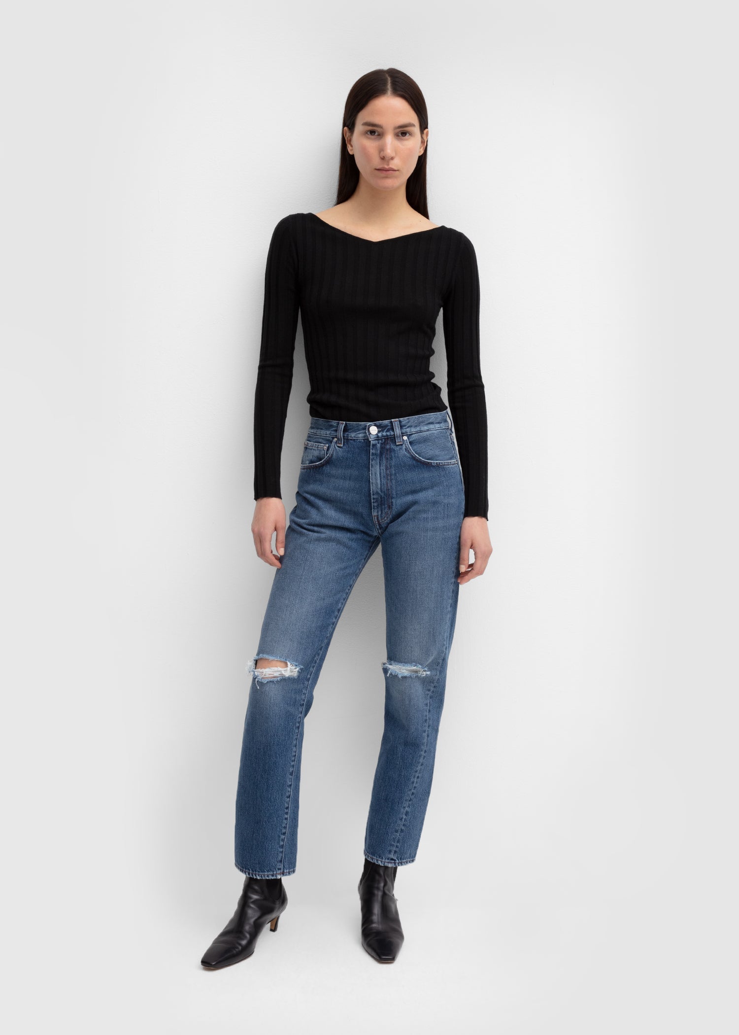 MID WAIST DENIM WITH RIPPED DETAILS