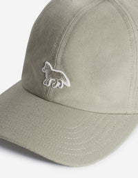 Cap with embroidered badge - Pebble