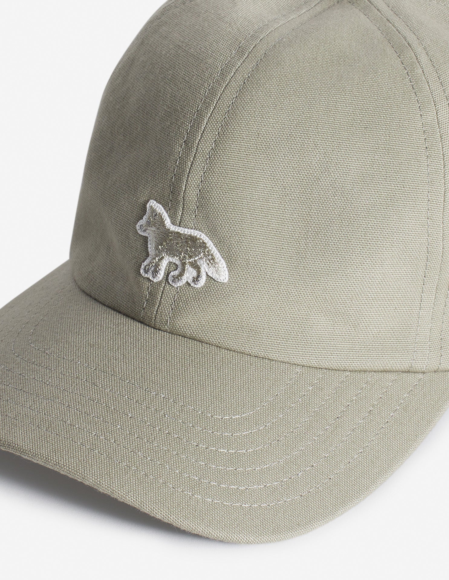 Cap with embroidered badge - Pebble