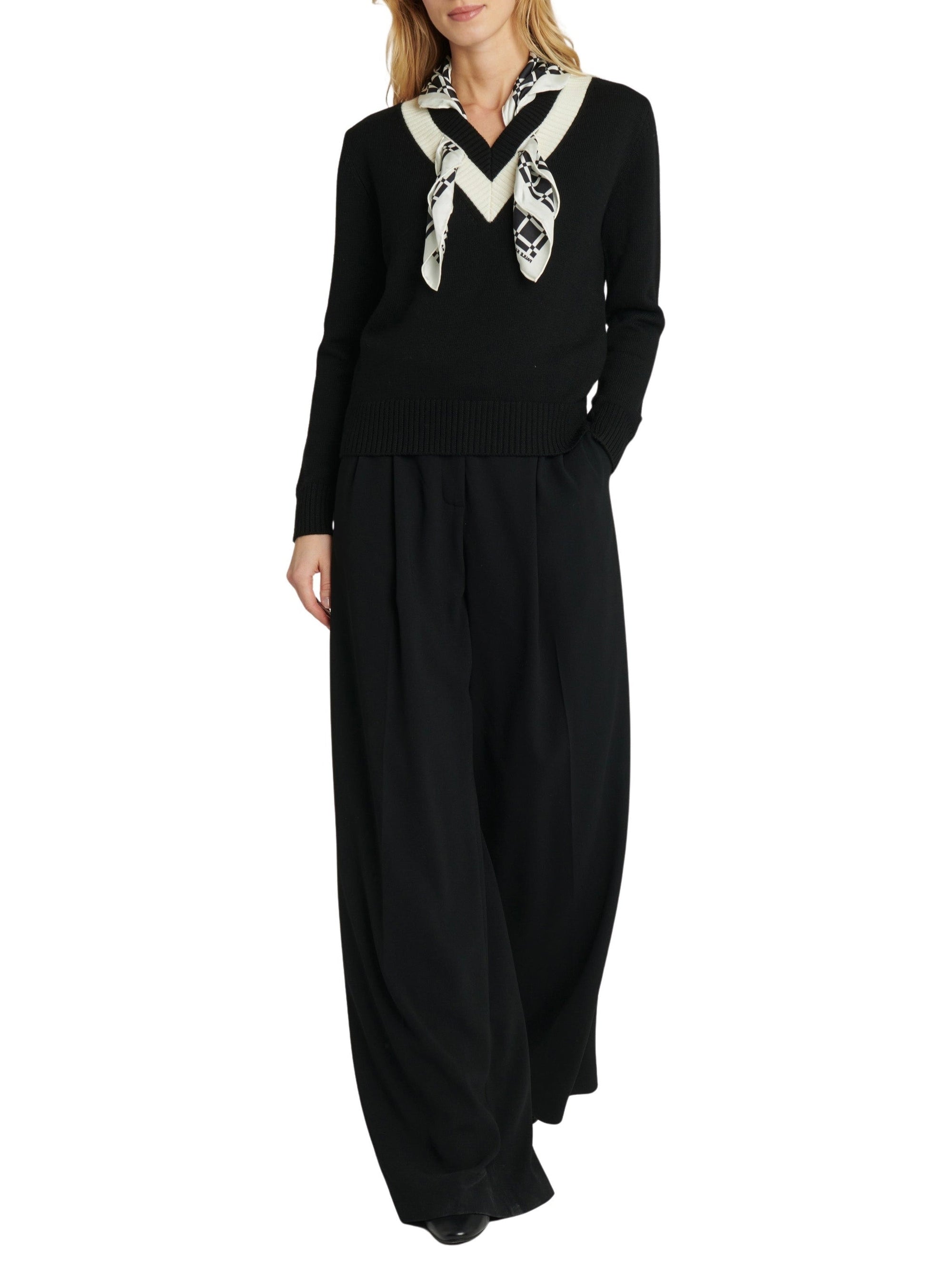 NOIR / BLANC CASSE PULL FOULARD