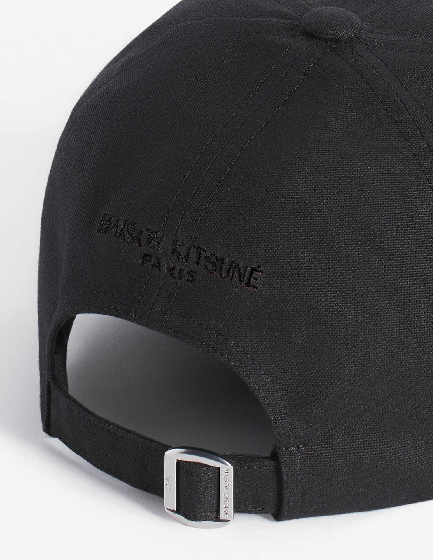Cap with embroidered badge - Black