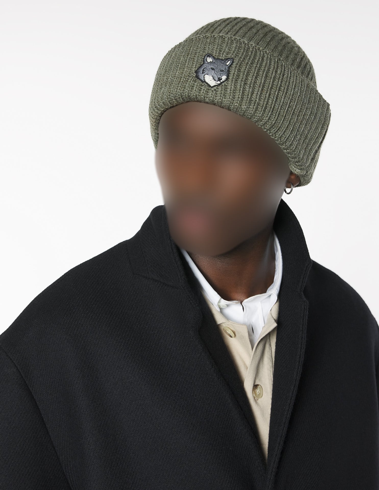 Wool hat with embroidered badge - Pebble