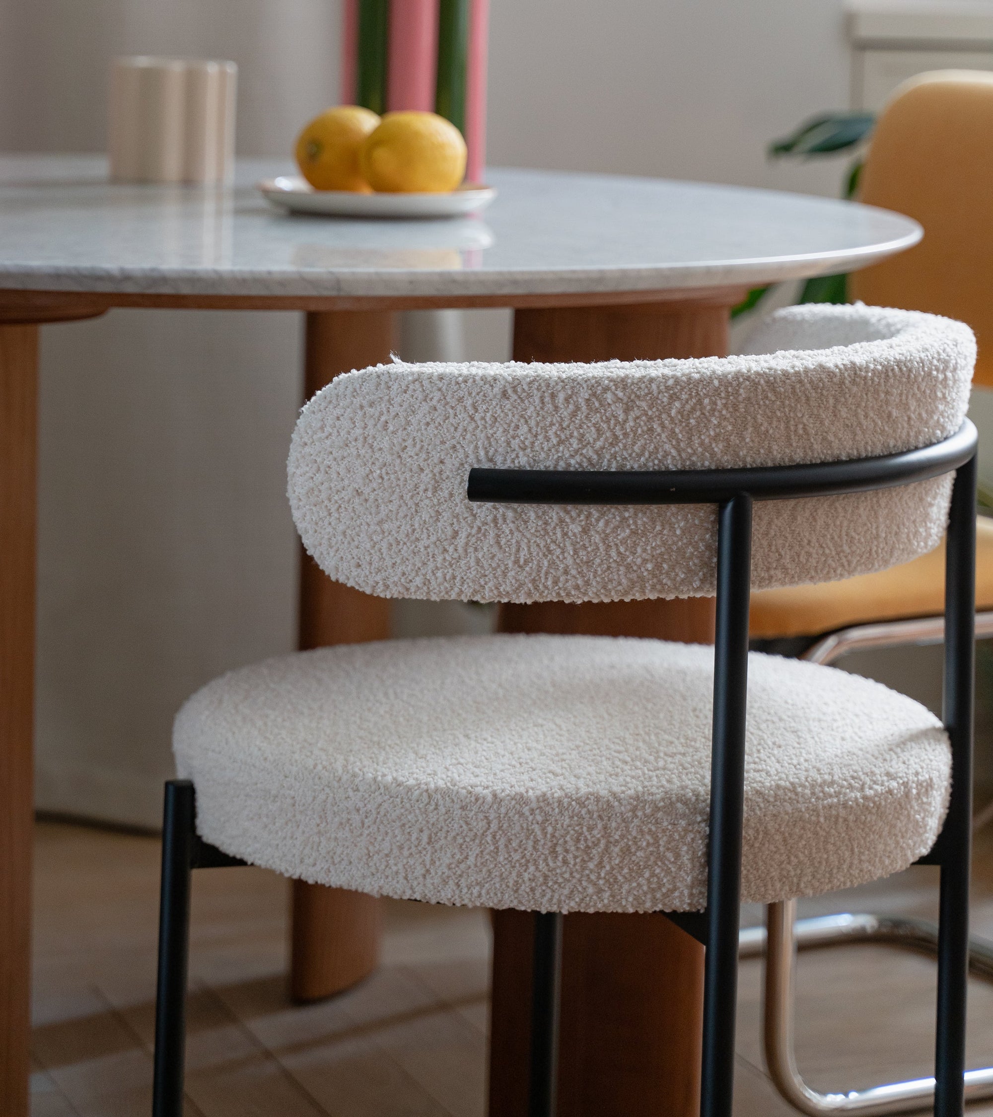 Chaise Libera structure en laine bouclée - Blanc crème