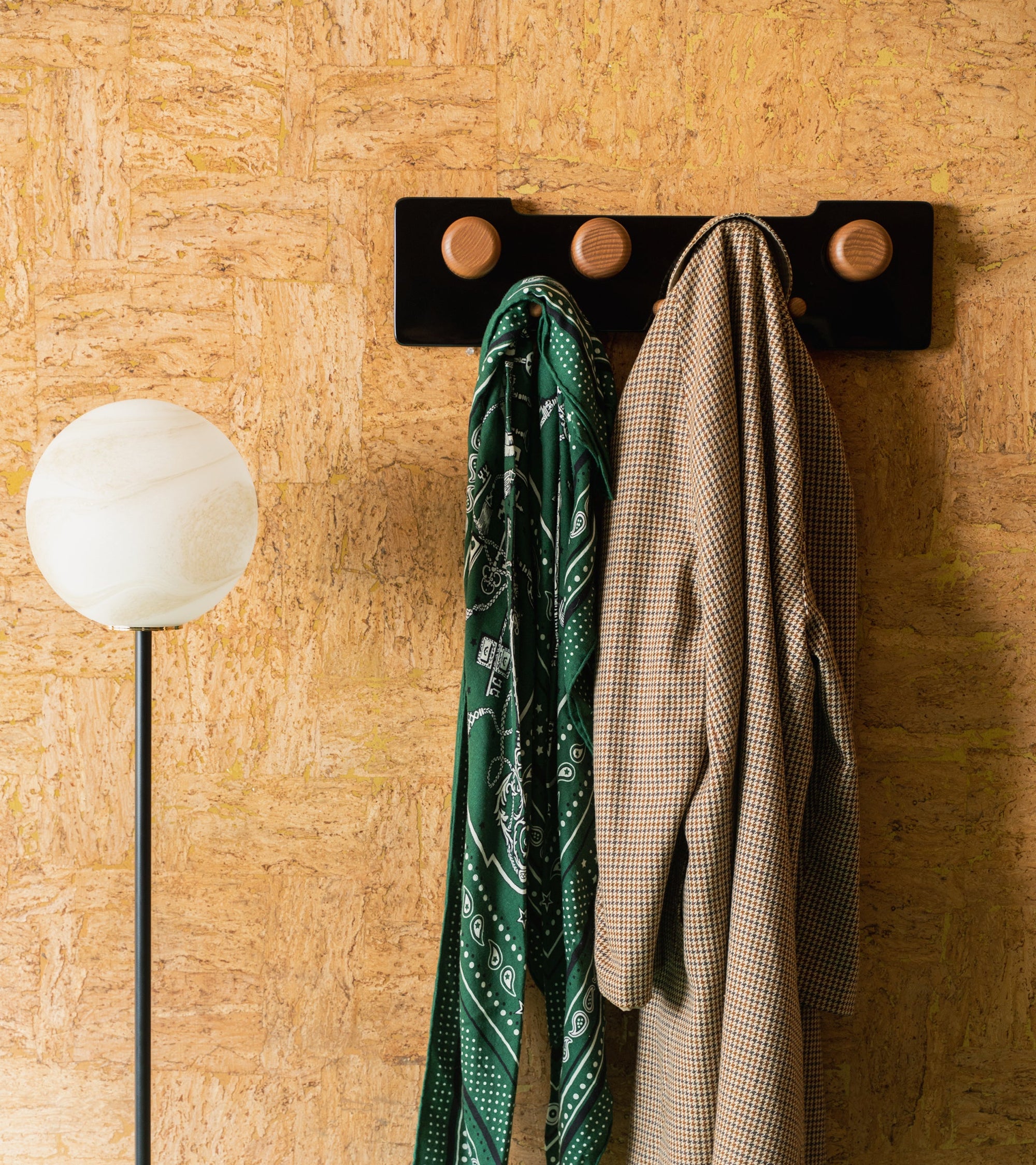 Porte manteau Borsalino en bois - Iroko et Noir