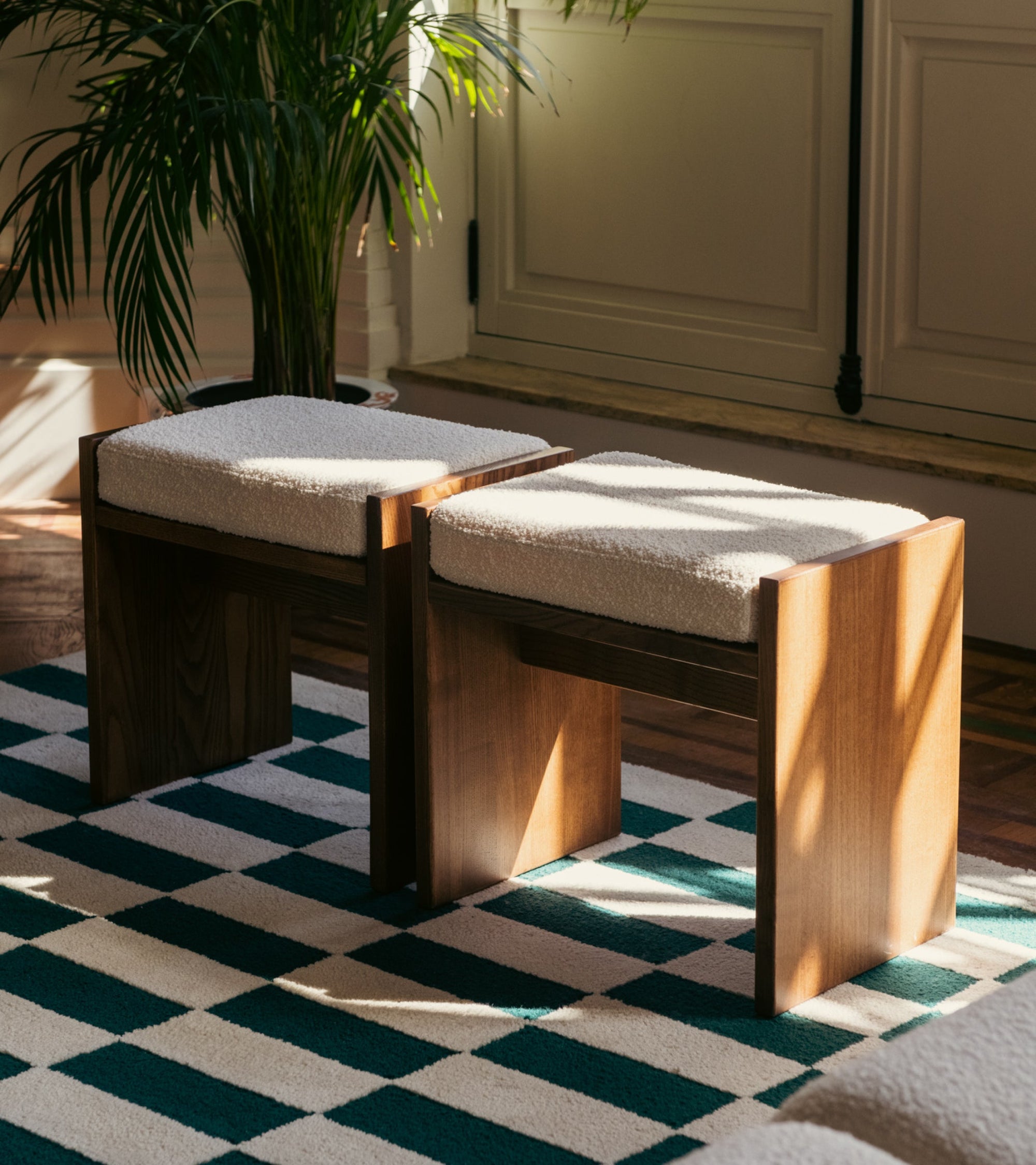 Tabouret Chiesa en bois et laine bouclé - Blanc crème