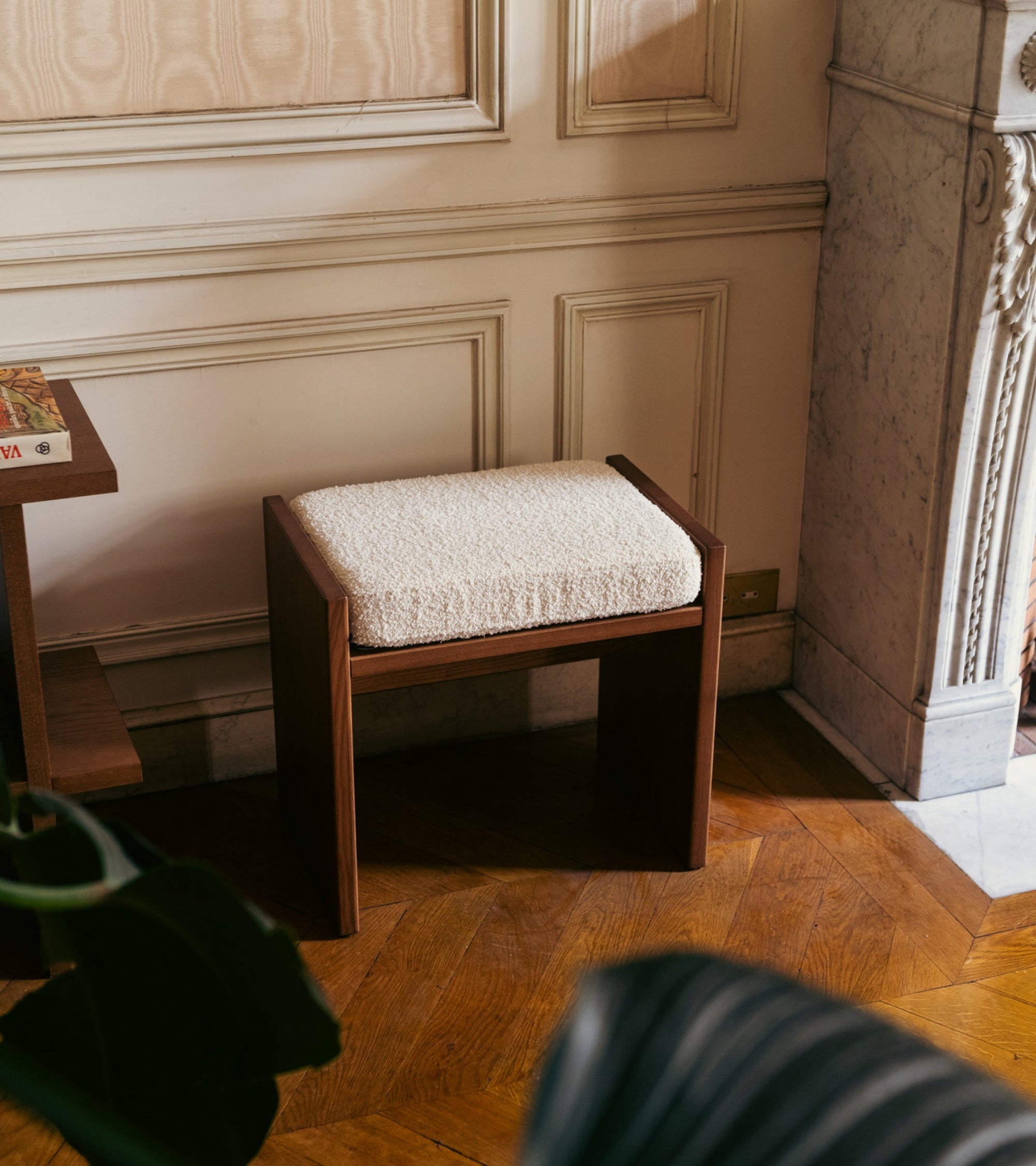 Tabouret Chiesa en bois et laine bouclé - Blanc crème