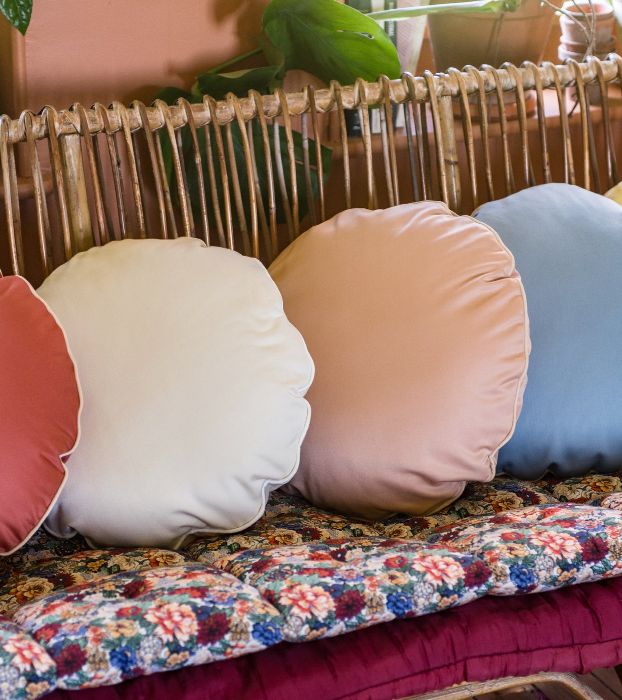 Bomboloni satin cushion - Nude