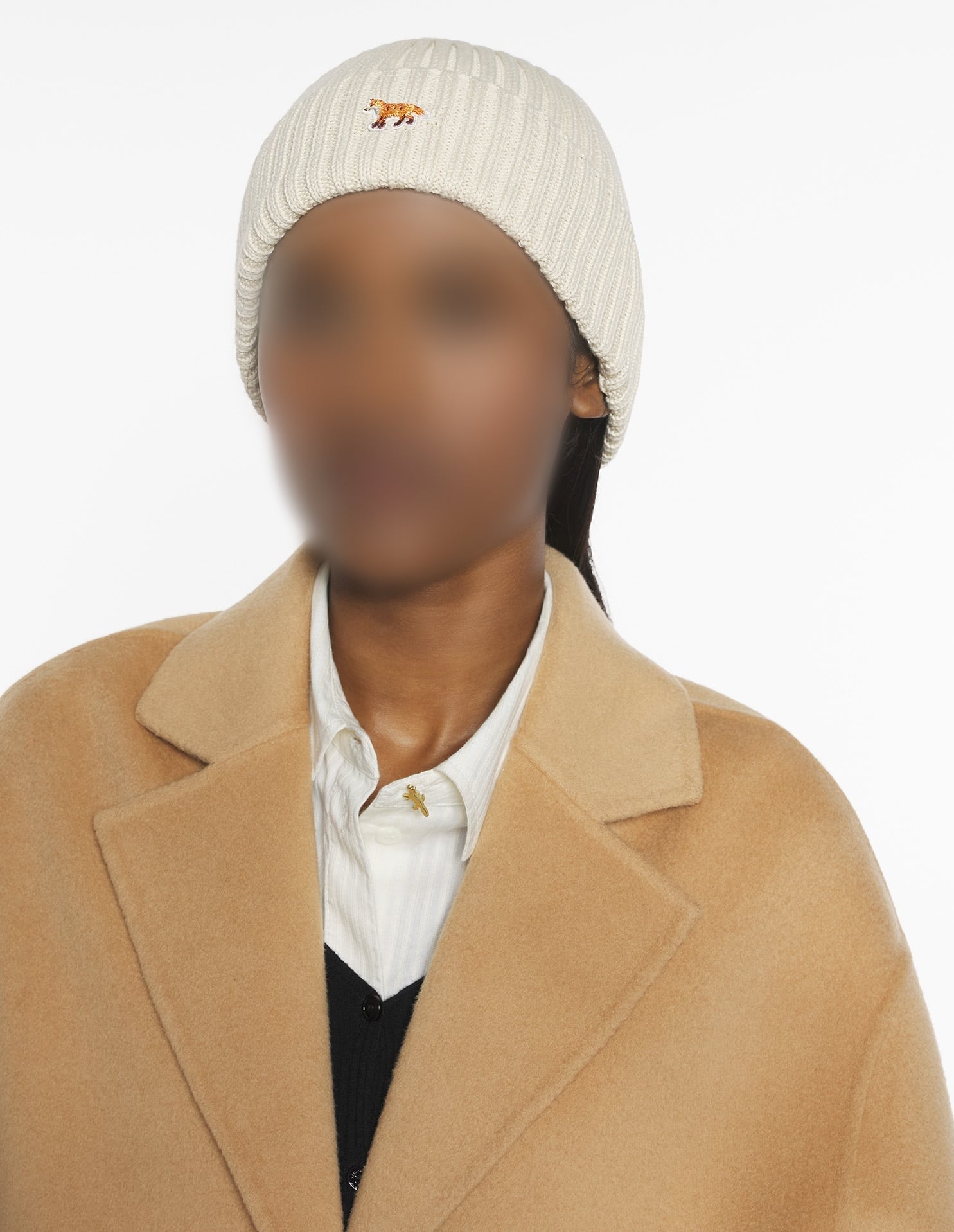 Hat with embroidered badge - Ecru