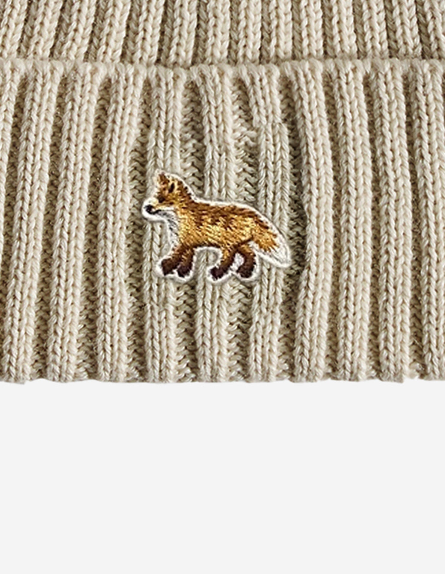 Hat with embroidered badge - Ecru