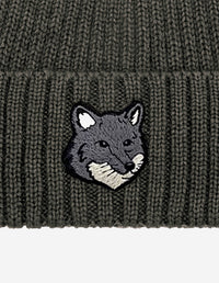 Wool hat with embroidered badge - Pebble