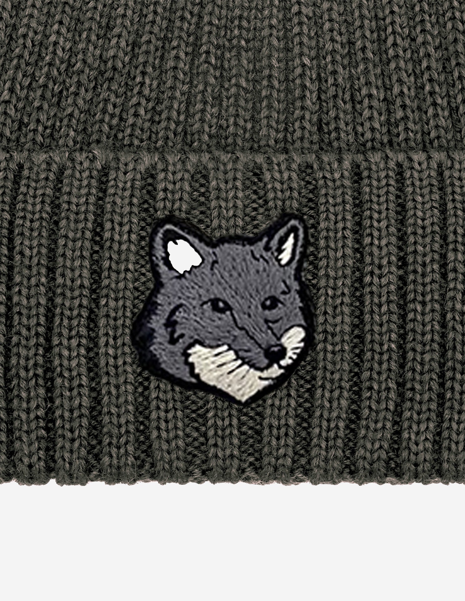 Wool hat with embroidered badge - Pebble