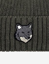 Bonnet avec écusson brodé en laine - Pebble