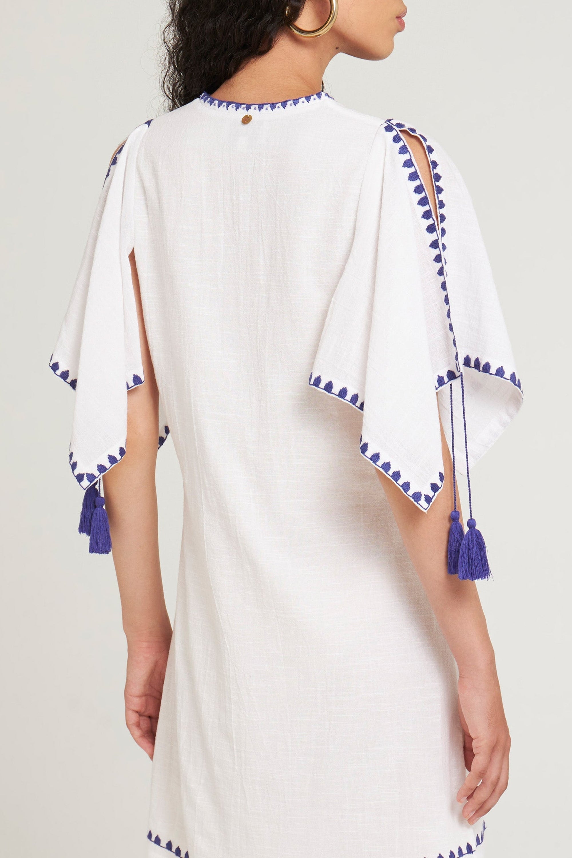 Robe courte brodée Tiki - White