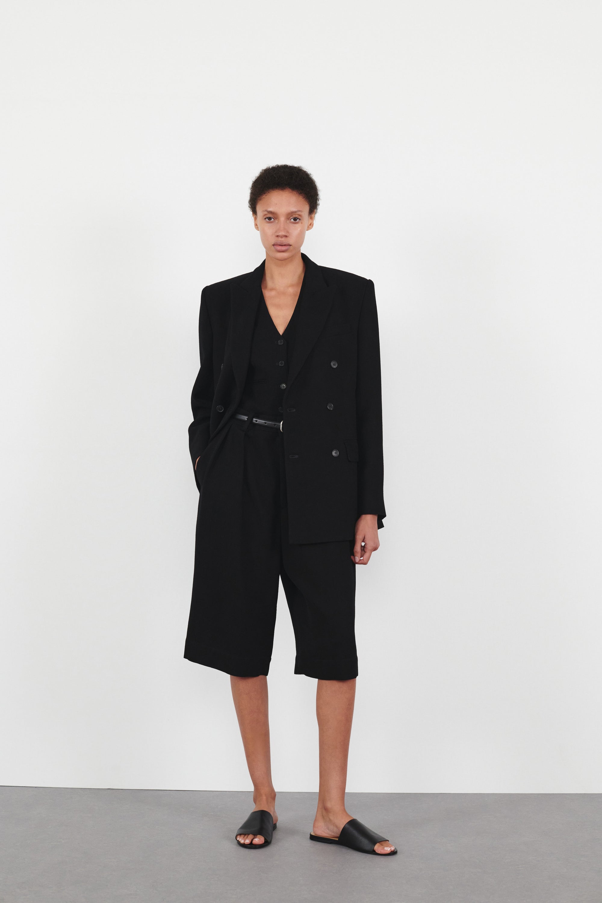 Light Mid Rise Short - Black
