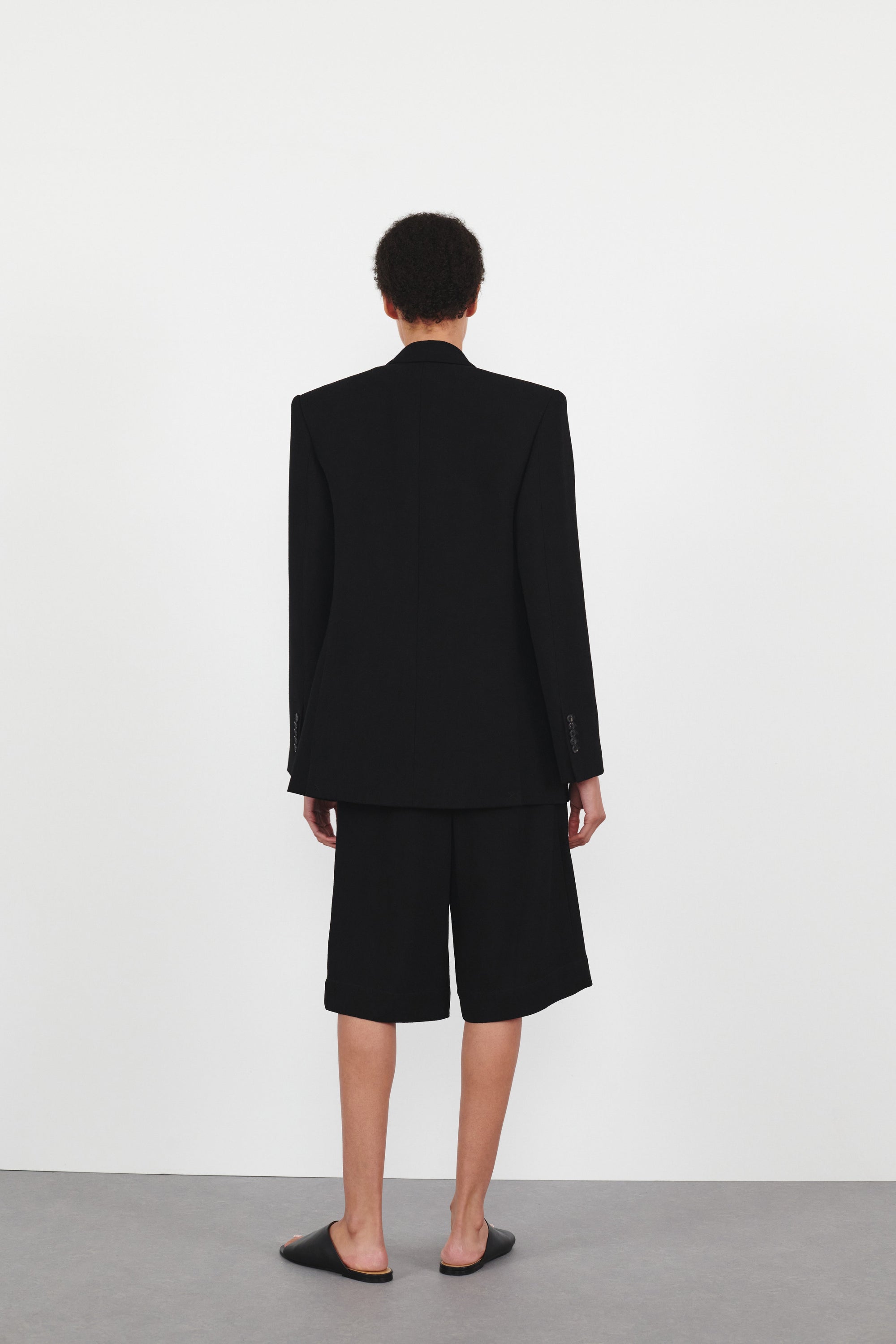 Light Mid Rise Short - Black