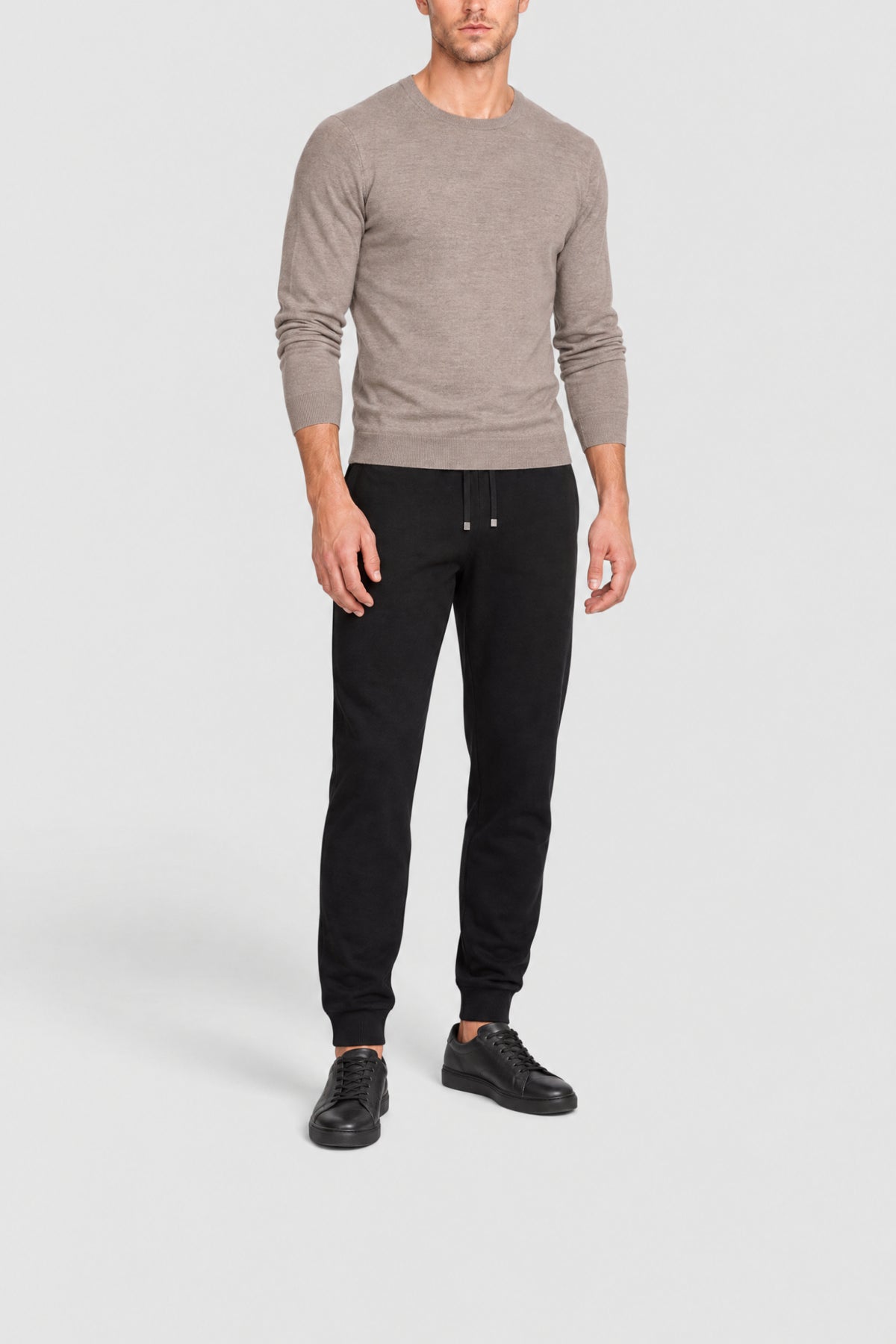 Tracksuit bottoms with drawstring and zipped pocket - Black